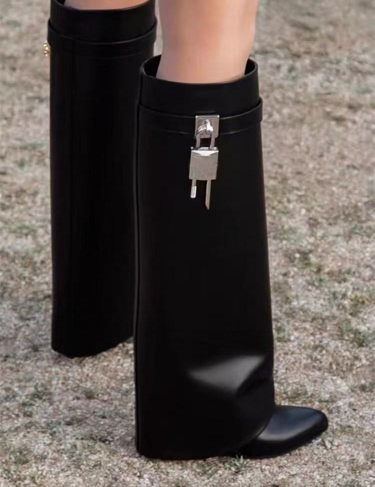 Florence Hughes | Bottes à boucle montant jusqu’au genou