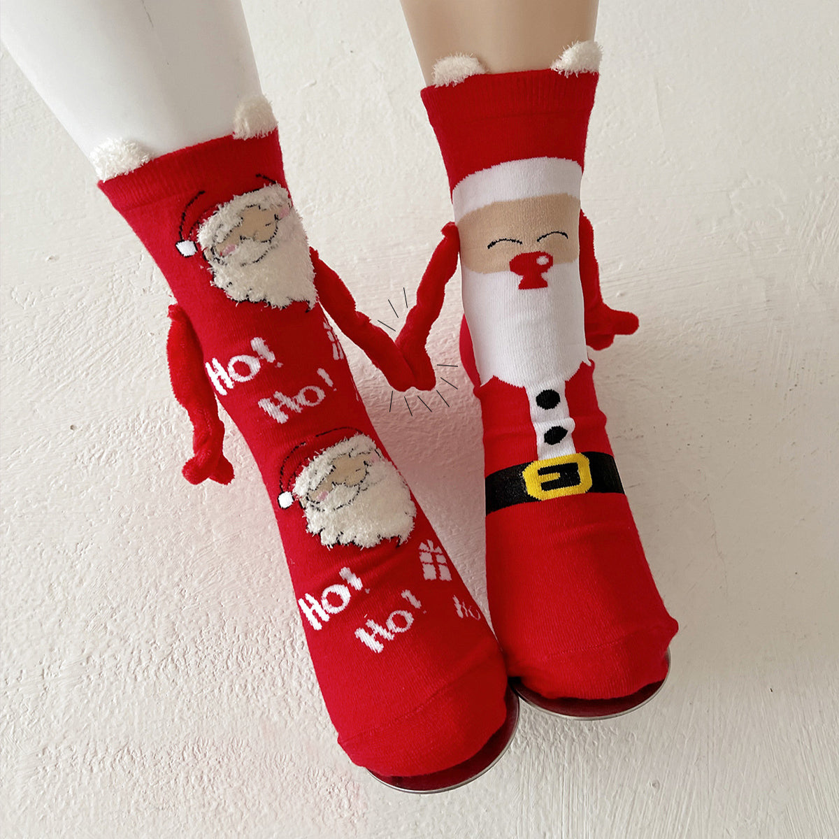 Cocoa Cheer | Chaussettes de Noël rouges magnétiques à motif de père Noël pour femmes