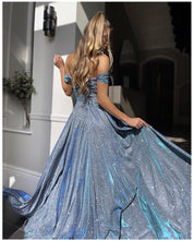 Cassandra Ashwood | Robe longue fendue à épaules dénudées et sequins