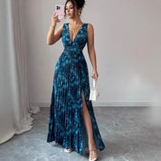 Victoria Beckwith | Robe longue plissée à fleurs et décolleté en V profond