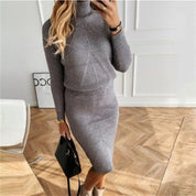 Eleanor Scott | Ensemble pull en maille à col roulé et jupe midi