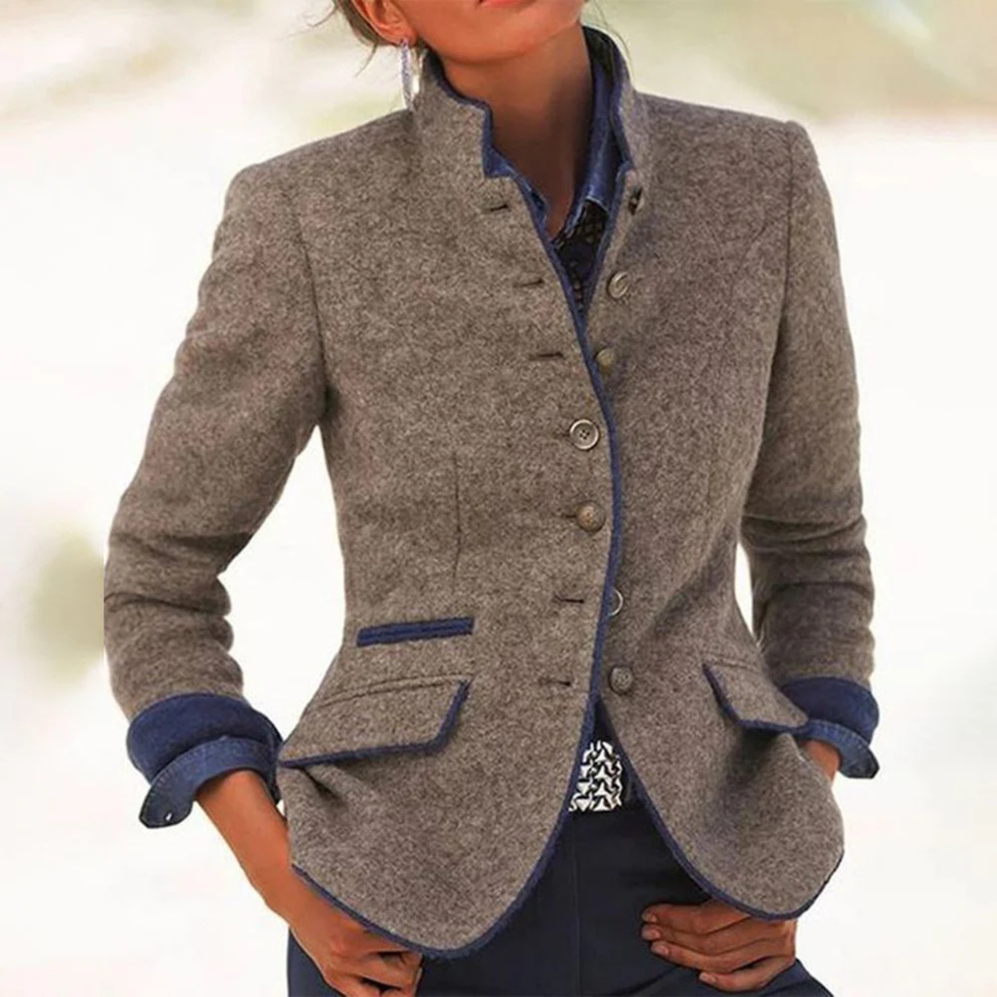 Edwina Hughes | Blazer en mélange de laine | Col mao et bordure bleu marine
