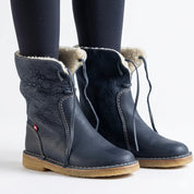 Penelope Hughes | Bottines en cuir doublées de peau lainée, bleu marine