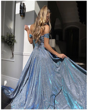 Cassandra Ashwood | Robe longue fendue à épaules dénudées et sequins