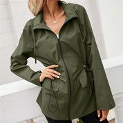 Freya Thompson | Imperméable à capuche à cordon de serrage, veste coupe-vent zippée sur le devant