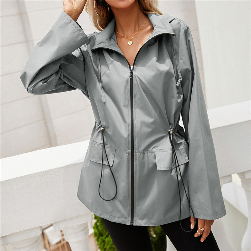 Freya Thompson | Imperméable à capuche à cordon de serrage, veste coupe-vent zippée sur le devant