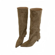 Freya Griffiths | Bottes en daim pointues montant jusqu’au genou