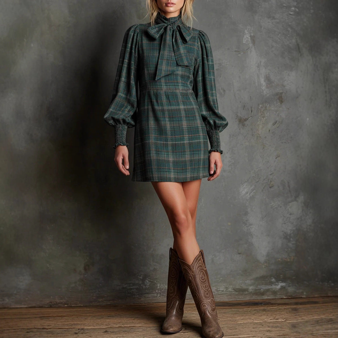 Matilda Hughes | Robe mini vintage à carreaux et col lavallière