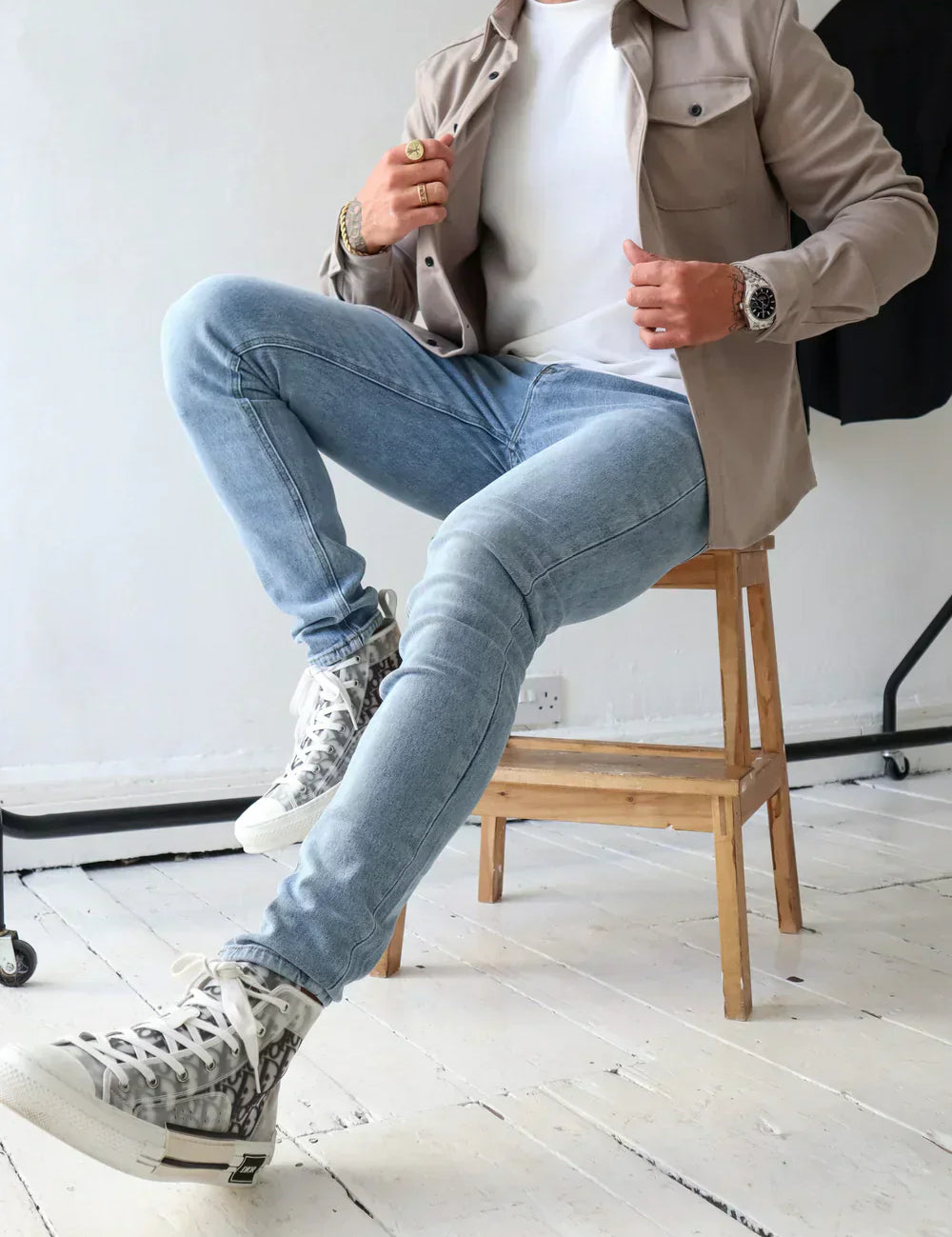 Ethan_Moreau_Casual_Overshirt_with_Modern_Layering_2215300941676930.webp
