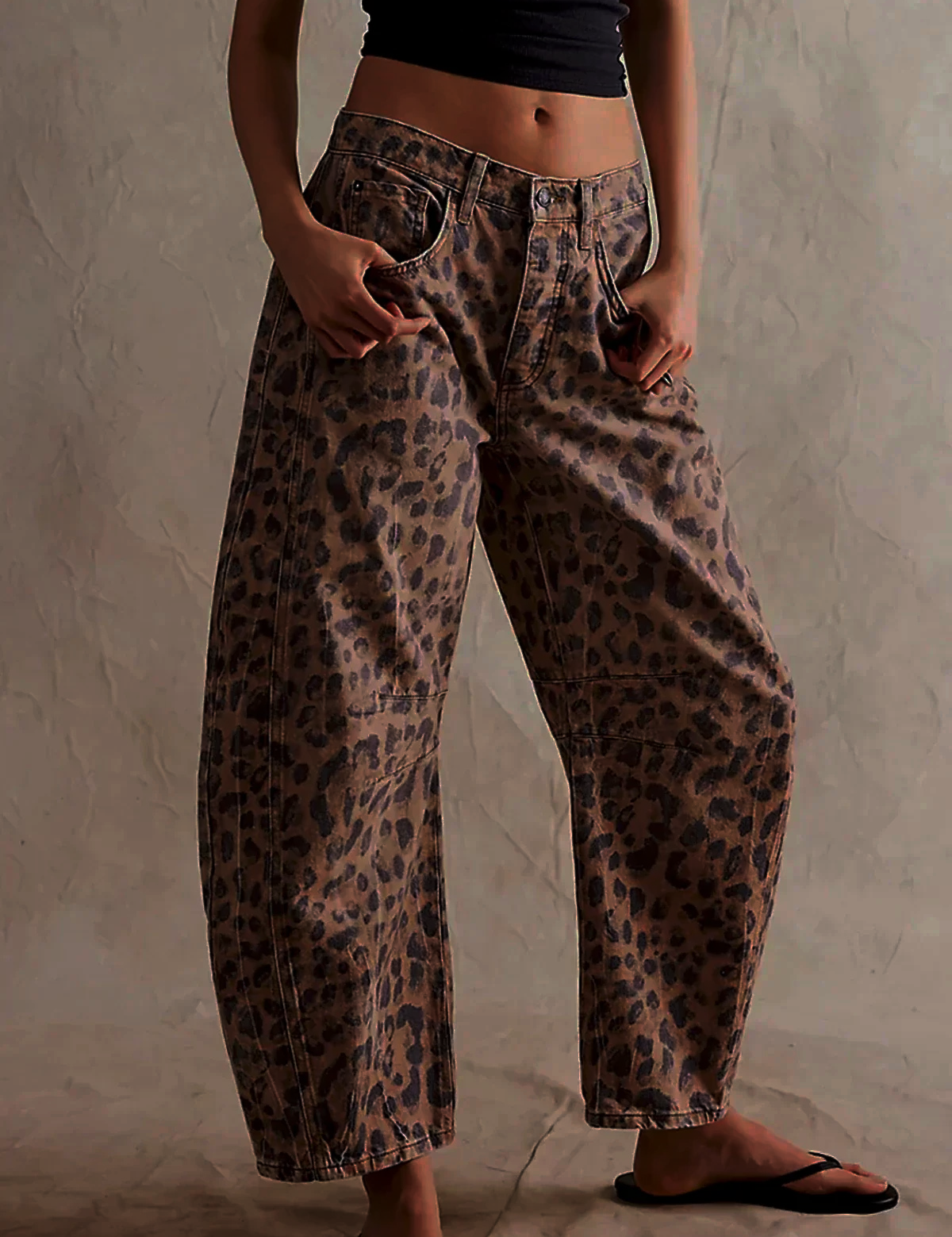 Leilani__Barrel-Jeans_mit_Leopardenmuster_0.png
