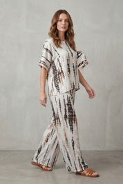 Tabitha Reynolds | Abstract Print Wide-Leg Lounge Set – Relaxed Luxury