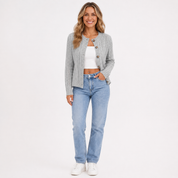 Prudence Wallace — kardigan z dzianiny w warkoczowy splot i zapięciem na guziki z przodu