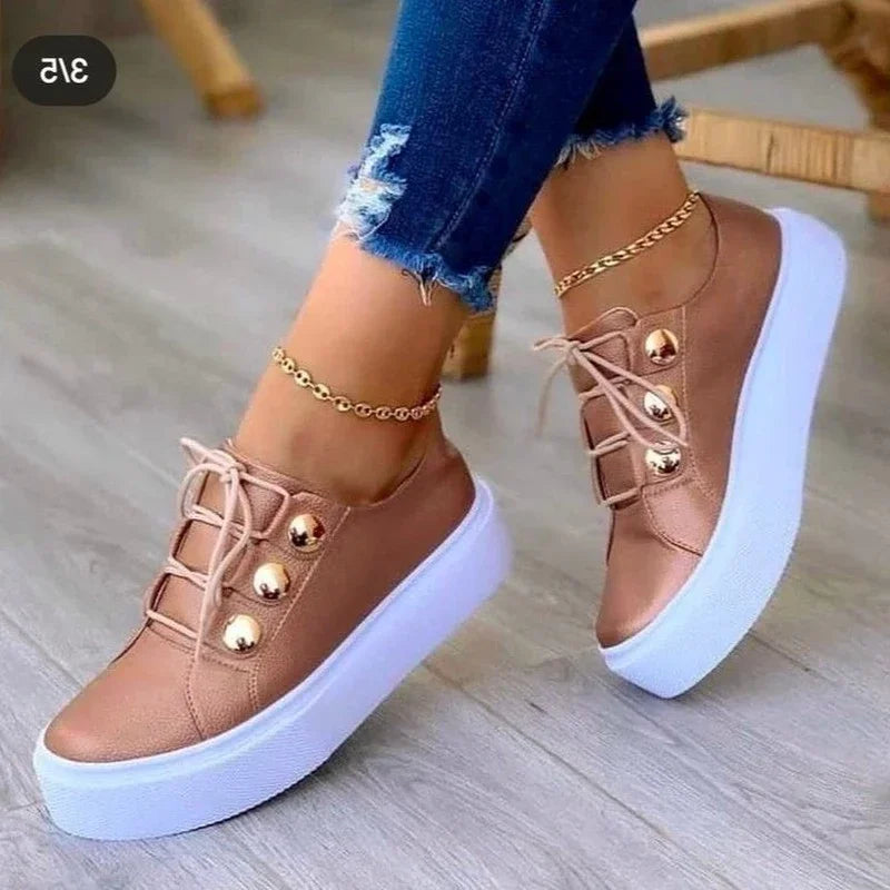 Lila Prendergast | Baskets compensées à clous dorés pour femme