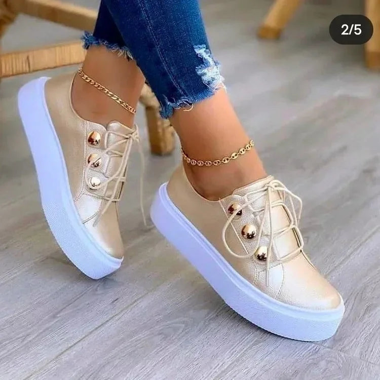 Lila Prendergast | Baskets compensées à clous dorés pour femme