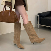 Freya Griffiths | Bottes en daim pointues montant jusqu’au genou
