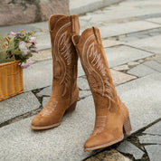 Georgina Pratt | Bottes de cowboy en daim avec détail brodé