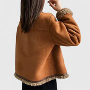 Poppy Radcliffe | Veste en daim avec bordure en fausse peau lainée