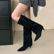 Freya Griffiths | Bottes en daim pointues montant jusqu’au genou